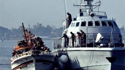 Мигрантите са прехвърлени на частен кораб, нает от Кипър