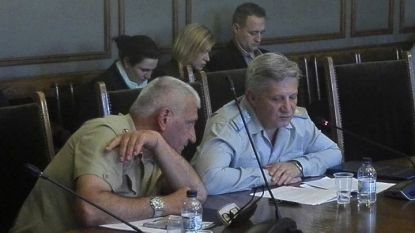 Началникът на военното разузнаване бригаден генерал Пламен Ангелов (вдясно) и началникът на отбраната ген. Андрей Боцев пред комисията по отбрана на НС през юни 2018 г.