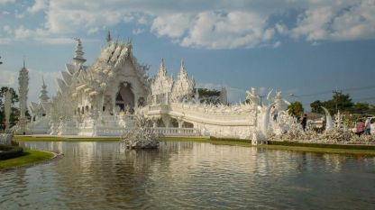 Белият храм в Чианг Рай прилича на сцена от „Замръзналото кралство”.