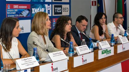 Η Νάντια Κοζουχάροβα (στη μέση) και ο Νικόλα Κόντεφ (ο τελευταίος δεξιά) κατά τη διάρκεια της παρουσίασης της εκστρατείας. 