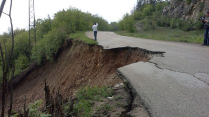 Пропадналият  участък от пътя Белоградчик-Орешец на 22 април 2014 година