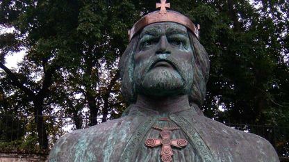 Статуята на крал св. Ласло в Székesfehérvár в малкия площад зад градината на Епископския дворец. 