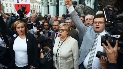 Председателката на Върховния съд Малгожата Герсдорф (в средата) сред привърженици, демонстриращи пред сградата на съда във Варшава срещу новия закон, който я праща в пенсия.