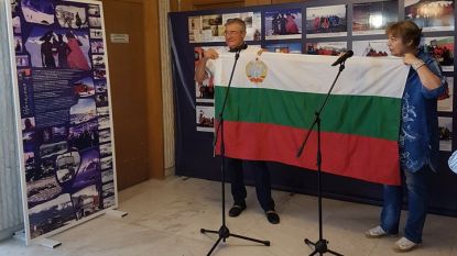Проф. Христо Пимпирев предава откритото знаме на Националния исторически музей.