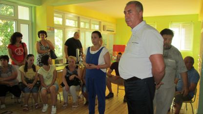 Кметът Огнян Ценков се срещна с учители и родители, обезпокоени от пенсионирането на директорката на детска градина 