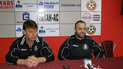 Помощник треньорът Анатоли Милков и старши треньорът Любен Любенов са доволни от подготовката