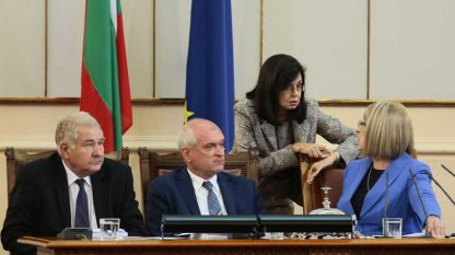 Η αναπληρωτής πρωθυπουργός Κούνεβα συνομιλεί με την πρόεδρο της Βουλής, Τσέτσκα Τσάτσεβα (δεξιά)