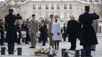 След церемонията по посрещането му Раул Кастро поднесе цветя на Гроба на незнайния воин под сводовете на Триумфалната арка в Париж в компанията на Сеголен Роаял