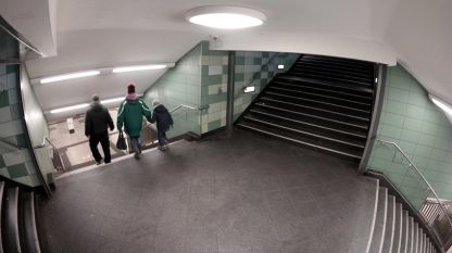 Поглед към стълбите от видеокамера на спирка в Берлинското метро.