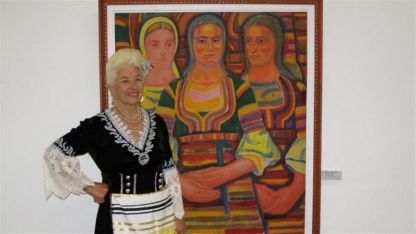 Народната певица Янка Рупкина пред картина на Майстора във видинската художествена галерия 