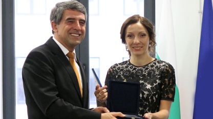 Президентът Росен Плевнелиев връчва наградата на д-р Елица Кьосева.