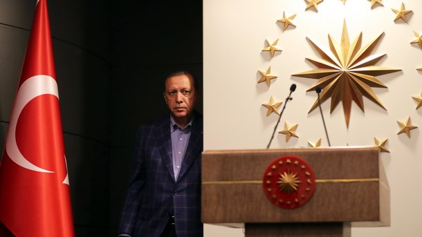 Турският президент Ердоган се отправя към трибуната, за да обяви победата на референдума за конституционни промени