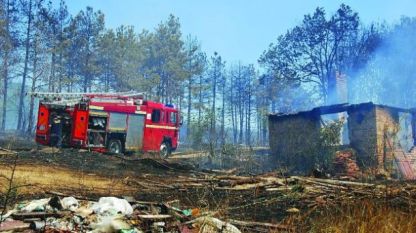 Пожарът край Казанлък е овладян, но не е загасен