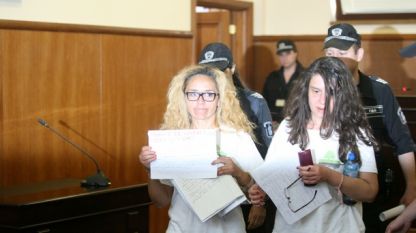 Иванчева и Петрова на влизане в залата на съда на предишно изслушване..