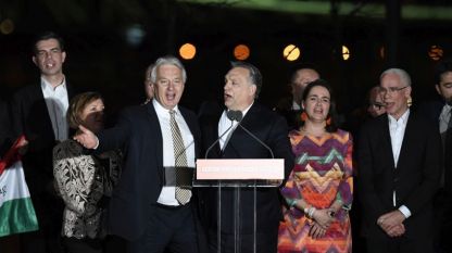 Виктор Орбан (в средата) празнува заедно с колеги победата на парламентарните избори в Унгария в изборната нощ на 8 април
