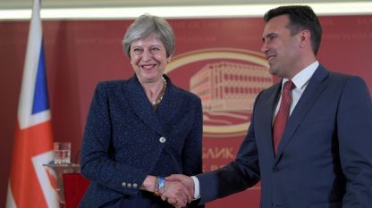 Британският премиер Тереза Мей и македонският й колега Зоран Заев