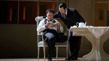Пол Апълби (вляво) и Джерълд Финли в сцена от операта.