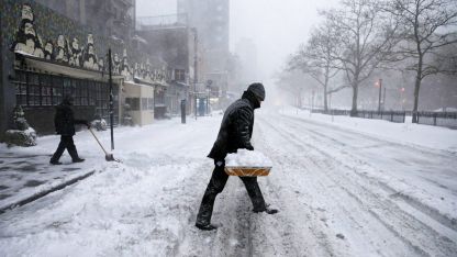 Лошото зимно време по американското източно крайбрежие остави хиляди домове