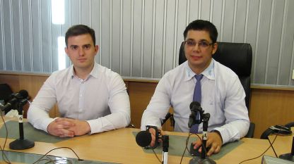 Д-р Стоян Ставру (вдясно) и Христо Кутиев в студиото на програма „Христо Ботев“