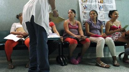 Бременни жени с температура чакат за изследвания в Колумбия, една от най-засегнатите от зика страни