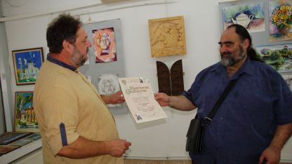 Дърворезбарят Чавдар Антов (вдясно) получава Майсторско свидетелство от председателя на Регионалната занаятчийска камара в Монтана Стилиян Каменов.