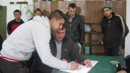 Млади хора в село Бело поле подписаха договори за работа по програма за заетост