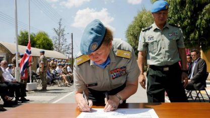 Генерал-майор Кристин Лунд подписва документа за приемането на поста