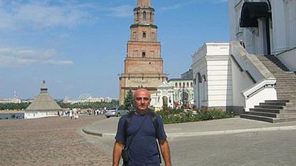  Снимката на Иво Андровски  е от гр. Казан, направена пред кулата на Сююмбике - последната владетелка (Магистрат) на Казан 