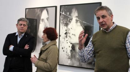 Антон Стайков говори на откриването на изложбата на Нилс Нова (крайният вляво)