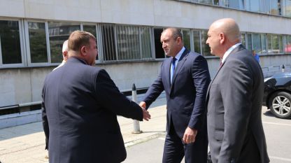 Президентът Румен Радев пристигна във ВМА, за да се запознае със състоянието на ранения член от екипажа на катастрофиралия хеликоптер Ми-17 в Пловдив. 