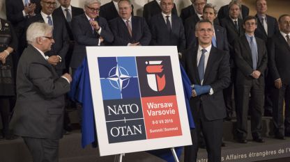 Министр иностранных дел Польши Витолд Ващиковский и генсек НАТО Йенс Столтенберг представляют логотип Варшавского саммита
