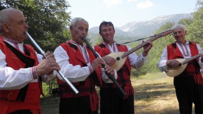 Фолклорното семейство на Българското националното радио се събира в ефира