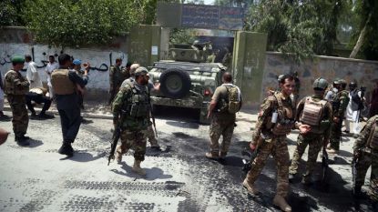 Афганистански военни на мястото на атаката в сряда срещу сграда на министерството на образованието в Джалалабад, при която бяха убити 10 души и ранени 11.