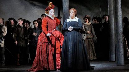 Сондра Радвановски (вдясно) в ролята на Мария Стюарт и Елза ван ден Хевер - в ролята на кралица Елизабет в сцена от „Мария Стюарт” на Метрополитън опера