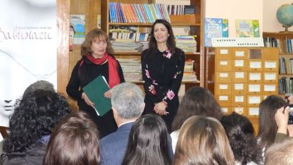 Авторката на книгата Константина Живова (в дясно) и директорът на библиотеката Кети Костадинова