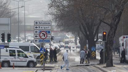 Разследващите служби днес бяха отцепили района на снощния атентат в Анкара