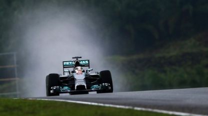 Люис Хамилтън ще стартира от първа позиция в състезанието от Формула 1 в Малайзия