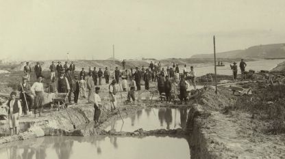 Работници при строежа на временния канал между Варненското езеро и Черно море