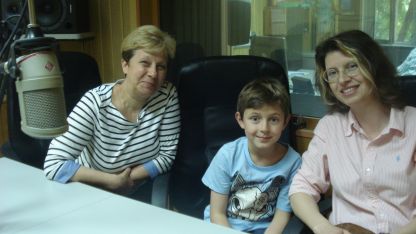 от дясно наляво: Юлия Спиридонова, малкият й син Крум и Стефка Ангелова (изд. Кръгозор)