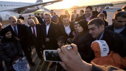 Мартин Шулц, Жан Аселборн и Алекси Ципрас изпращат бежанци на летището в Атина