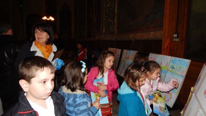 Деца от 7 детски градини подредиха свои рисунки в катедралния храм 