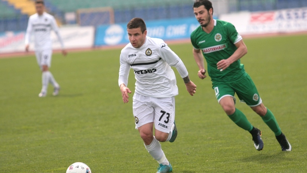 „Нефтохимик“ разгроми „Славия“ с 3:0