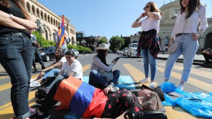 Демонстранти блокират улица в арменската столица Ереван.