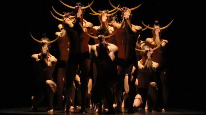 Сцена от спектакъла „Пролетно тайнство“ на световноизвестната хореографка Мари Шуинар