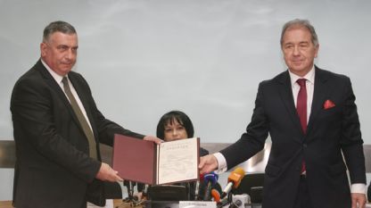 Председатель Агентства по ядерному регулированию Лычезар Костов вручает лицензию директору АЭС Ивану Андрееву 