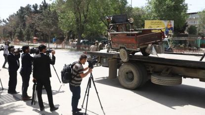 Журналисти снимат района на днешните два бомбени атентата в Кабул.