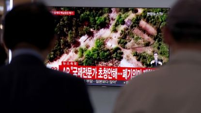 Южнокорейци гледат в Сеул репортаж по телевизията за разрушаването на севернокорейския ядрен полигон.