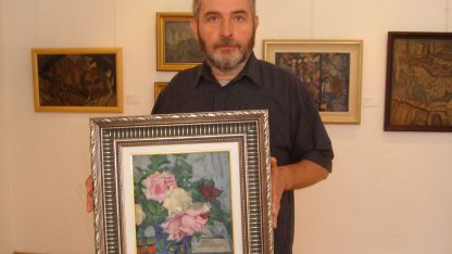 Кураторът Красимир Илиев с непоказваната картина на Сирак Скитник