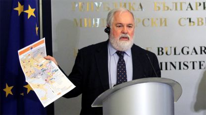 Еврокомисарят Мигел Ариас Канете показва картата на проекта за българския газов хъб.