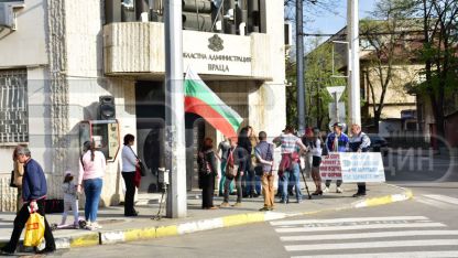 Защитници на болницата във Враца отново излязоха на протест пред областната администрация.